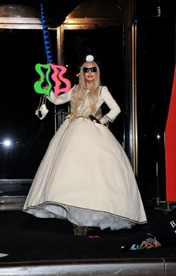 Mặc dù không thể phủ nhận sự “quái thai” trong ăn mặc, thế nhưng, nhiều nghệ sĩ vẫn “tấm tắc khen ngợi” những trước ý tưởng độc đáo của cô nàng “paparazzi”. Không phải ngẫu nhiên mà có lúc cô được tôn vinh là biểu tượng thời trang của năm 2011. Kiểu lập dị của Lady Gaga đã biến thành trào lưu lan rộng khắp toàn cầu. Hàng ngày, hàng giờ, giới trẻ khắp nơi vẫn theo dõi sát sao những ý tưởng mới mẻ, cá tính và ấn tượng của cô để học hỏi và làm mới mình. Mặc dù không thể phủ nhận sự “quái thai” trong ăn mặc, thế nhưng, nhiều nghệ sĩ vẫn “tấm tắc khen ngợi” những trước ý tưởng độc đáo của cô nàng “paparazzi”. Không phải ngẫu nhiên mà có lúc cô được tôn vinh là biểu tượng thời trang của năm 2011. Kiểu lập dị của Lady Gaga đã biến thành trào lưu lan rộng khắp toàn cầu. Hàng ngày, hàng giờ, giới trẻ khắp nơi vẫn theo dõi sát sao những ý tưởng mới mẻ, cá tính và ấn tượng của cô để học hỏi và làm mới mình.