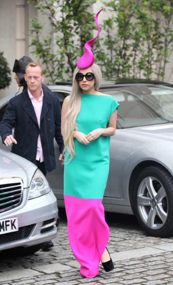 Chiếc váy háng được nhấn bởi chiếc mũ "tinh trùng" lập dị Chiếc váy háng được nhấn bởi chiếc mũ "tinh trùng" lập dị