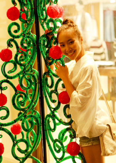 Sau khi được chọn làm đại sứ du lịch của Philippines tại Việt Nam, Đoan Trang có những chuyến đi dài ngày sang đất nước này và “Socola” đã đón Giáng sinh sớm tại những nhà thờ ở Manila. Tất nhiên, với những bộ trang phục “không giống ai” của Đoan Trang đã giúp cô tạo ra những khoảnh khắc độc đáo với Noel.