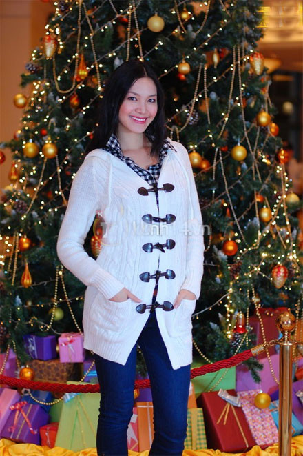 Ra Hà Nội vài ngày để tham dự Tuần lễ thời trang, Hoa hậu Thùy Dung cảm thấy cực kỳ thích thú khi vừa được tận hưởng cái rét Đông. Tại một không gian đậm chất Giáng sinh, Thùy Dung không hề ngại ngần mà pose những dáng cực kỳ "xì tin" bên cạnh cây thông Noel và ngôi nhà tuyết. Trang phục của Thùy Dung đậm “chất đông” với áo len choàng và quần jean.