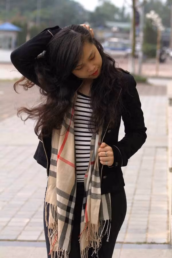 Không tối chút nào nếu bạn chọn chiếc khăn dạ màu trầm.