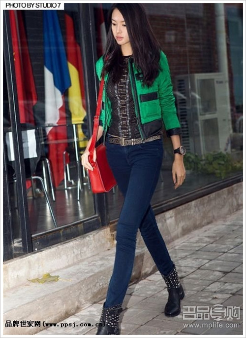 Cựu hoa hậu thế giới Trương Tử Lâm khi kết hợp áo may ô màu xanh biếc + quần bò bó sát + hạt kim cương sáng chiếu trên giày trông rất thời thượng.