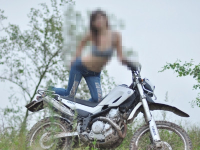 Nhiều bạn nữ sẵn sàng khoe... cơ thể. Ảnh: H.L .