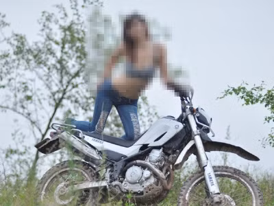 Nhiều bạn nữ sẵn sàng khoe... cơ thể. Ảnh: H.L .