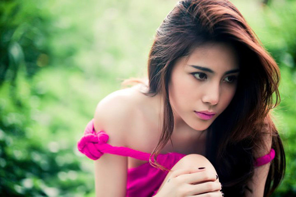 Sau cuộc đại trùng tu, ca sĩ Thủy Tiên đã đẹp hơn rất nhiều. Tuy nhiên, đằng sau vẻ đẹp làm nên từ phẫu thuật thẩm mỹ ấy là những chịu đựng khó có thể diễn tả bằng lời. Với các tiểu phẫu nhỏ như cắt mí, nâng mũi thì chỉ đau, sưng đôi ba ngày tới một tuần. Nhưng với những cuộc đại phẫu lớn hơn, thì thật chẳng đoán được kết quả ngày mai. Và một khi đã dấn thân vào dao kéo thì các người đẹp phải phụ thuộc vào nó suốt đời nếu vẫn muốn giữ vững phong độ. Họ thường xuyên phải bảo vệ, bảo dưỡng và chạy theo các cuộc thẩm mỹ để các món hàng giả không bị lão hóa, xập xệ. Sau cuộc đại trùng tu, ca sĩ Thủy Tiên đã đẹp hơn rất nhiều. Tuy nhiên, đằng sau vẻ đẹp làm nên từ phẫu thuật thẩm mỹ ấy là những chịu đựng khó có thể diễn tả bằng lời. Với các tiểu phẫu nhỏ như cắt mí, nâng mũi thì chỉ đau, sưng đôi ba ngày tới một tuần. Nhưng với những cuộc đại phẫu lớn hơn, thì thật chẳng đoán được kết quả ngày mai. Và một khi đã dấn thân vào dao kéo thì các người đẹp phải phụ thuộc vào nó suốt đời nếu vẫn muốn giữ vững phong độ. Họ thường xuyên phải bảo vệ, bảo dưỡng và chạy theo các cuộc thẩm mỹ để các món hàng giả không bị lão hóa, xập xệ.