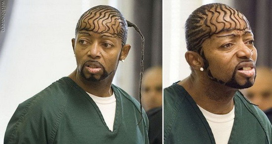 Kiểu đầu "gợn sóng" với một bím tóc dài kì dị này đã khiến nhiều người tò mò, thậm chí là bàn tán dị nghị đến nỗi khiến anh chàng phải chau mày, nhăn nhó. Kiểu đầu "gợn sóng" với một bím tóc dài kì dị này đã khiến nhiều người tò mò, thậm chí là bàn tán dị nghị đến nỗi khiến anh chàng phải chau mày, nhăn nhó.