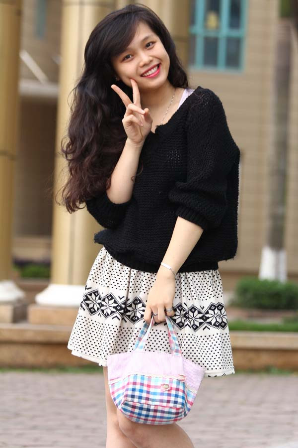 Chân váy lên màu trắng sữa điểm xuyết những hoa văn màu đen sẽ rất hợp với chiếc áo bạn đang mặc. Chân váy lên màu trắng sữa điểm xuyết những hoa văn màu đen sẽ rất hợp với chiếc áo bạn đang mặc.