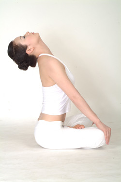 3. Hít thở, từ từ ngẩng đầu, vừa hít thở vừa ngẩng đầu ra sau, cảm thấy các cơ ở trước cổ giãn ra, ót cổ ở gần với cột sống. 3. Hít thở, từ từ ngẩng đầu, vừa hít thở vừa ngẩng đầu ra sau, cảm thấy các cơ ở trước cổ giãn ra, ót cổ ở gần với cột sống.