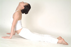 3. Hít thở, từ từ nâng nửa người trước lên cao, cố gắng đem người trên cùng mặt đất tạo thành tư thế vuông góc, càng gần đến 90 độ càng tốt, tầm mắt hướng về phía trên, cằm cố gắng hướng cao. 3. Hít thở, từ từ nâng nửa người trước lên cao, cố gắng đem người trên cùng mặt đất tạo thành tư thế vuông góc, càng gần đến 90 độ càng tốt, tầm mắt hướng về phía trên, cằm cố gắng hướng cao.