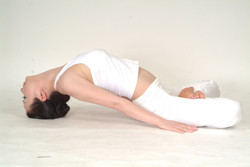 3. Hít thở sâu, trong khi hít thở chống cong cột sống, để đầu chạm xuống đất. 3. Hít thở sâu, trong khi hít thở chống cong cột sống, để đầu chạm xuống đất.