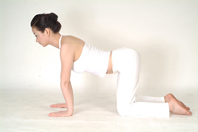 4. Hít thở, ngẩng đầu, hai mắt nhìn thẳng về phía trước, đưa cơ thể trở lại tư thế mới bắt đầu.