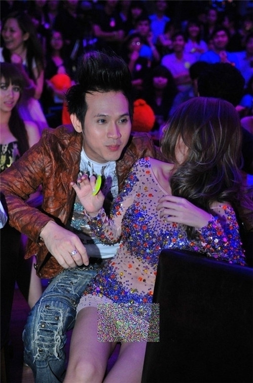 Ca sĩ Khổng Tú Quỳnh mải mê vui đùa, chẳng mảy may để ý cô đã bị lộ màu quần chip vì chiếc váy "siêu ngắn". Ca sĩ Khổng Tú Quỳnh mải mê vui đùa, chẳng mảy may để ý cô đã bị lộ màu quần chip vì chiếc váy "siêu ngắn".