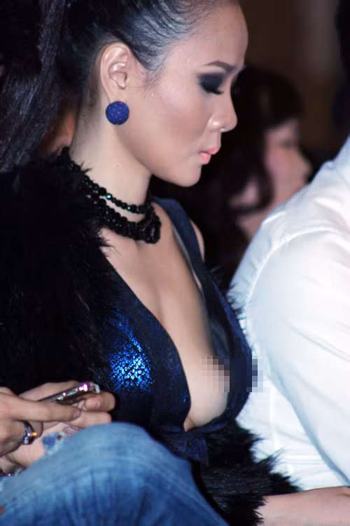 Người mẫu Dương Yến Ngọc và vụ lộ nhũ hoa xấu hổ nhất năm.