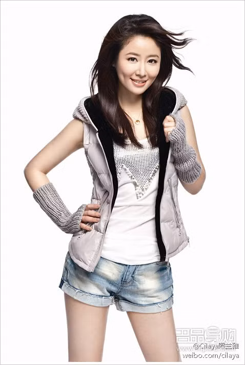 áo phao cộc tay cùng ống áo len nhắn kết hợp rất ăn ý, mùa đông bạn có thể mặc thêm áo lên, còn mùa hè bạn chỉ cần mặc như thế thôi cũng đã rất cá tính