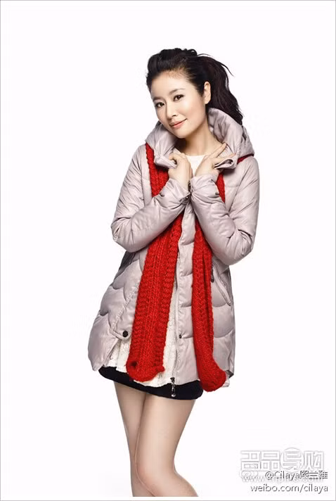 Áo khoác màu xám trắng cùng khăn quàng màu đỏ là một sự kết hợp hoàn hảo.