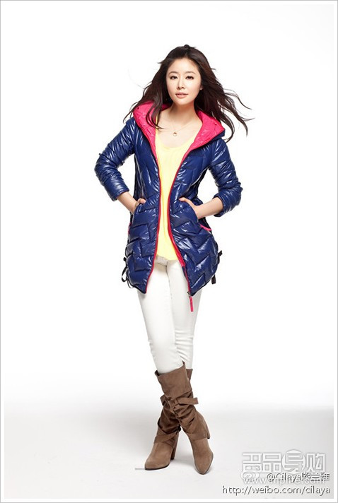 Khi kết hợp với áo phao dáng dài với phần legging và boot cổ cao sẽ giúp bạn ăn gian được chiều cao. Lâm Tâm Như đã mix đồ như vậy và cô chẳng khác gì so với một người mẫu thực thụ.