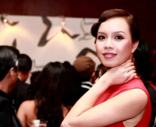 Mỗi lần xuất hiện, mọi phong cách trang điểm, kiểu tóc của Ngọc Oanh đều thể hiện sự lựa chọn tinh tế của kiều nữ này. Mỗi lần xuất hiện, mọi phong cách trang điểm, kiểu tóc của Ngọc Oanh đều thể hiện sự lựa chọn tinh tế của kiều nữ này.