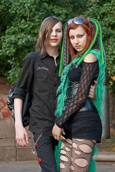 Chàng trai thì để mái tóc dài hất sang bên nhìn nữ tính. Còn cô gái, mái tóc đỏ hung lại được "trang trí" thêm những chiếc ống màu xanh to bự kết hợp với kiểu trang điểm lạ lẫm trông thật dữ tợn, khó coi. Chàng trai thì để mái tóc dài hất sang bên nhìn nữ tính. Còn cô gái, mái tóc đỏ hung lại được "trang trí" thêm những chiếc ống màu xanh to bự kết hợp với kiểu trang điểm lạ lẫm trông thật dữ tợn, khó coi.