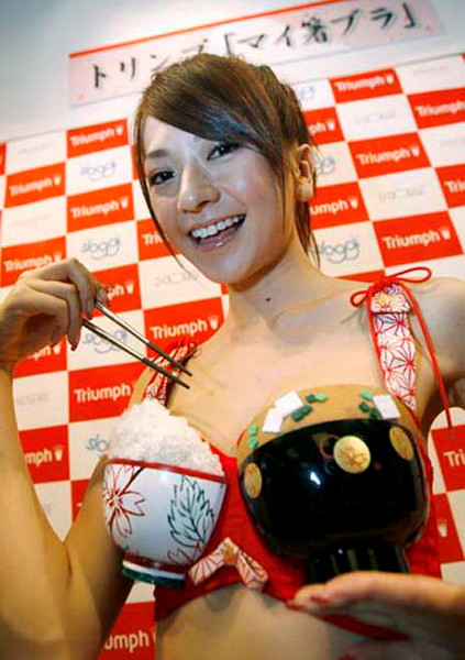 Còn đây, chiếc áo ngực với một bên là hình bát cơm, một bên là bát súp, rất độc và rất bắt mắt. Tuy nhiên, với kiểu thời trang này chỉ khiến người ta thấy đói bụng hơn là thỏa mãn nhãn quang.