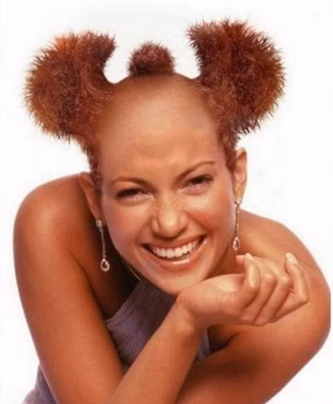 Cô gái sẽ cực kỳ xinh tươi và đáng yêu nếu không để kiểu tóc khiến cho ai thấy cũng phải xa lánh như vậy.