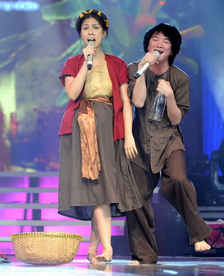 Nếu trong Lý quạ kêu là hình ảnh một cặp đôi chất phác với áo nâu sòng, váy đụp thì cao trào trong bài diễn của họ chính là khi cả hai hóa thân thành Chí Phèo, Thị Nở thời hiện đại. Nếu trong Lý quạ kêu là hình ảnh một cặp đôi chất phác với áo nâu sòng, váy đụp thì cao trào trong bài diễn của họ chính là khi cả hai hóa thân thành Chí Phèo, Thị Nở thời hiện đại.