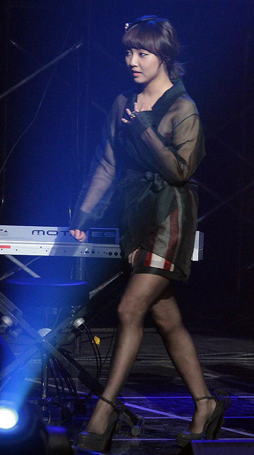 Còn Kwak Ji Min lại nhận được rất nhiều "lời khuyên" nên từ bỏ tham vọng "lột xác" sau khi lên sân khấu với chiếc áo trong suốt màu đen. Còn Kwak Ji Min lại nhận được rất nhiều "lời khuyên" nên từ bỏ tham vọng "lột xác" sau khi lên sân khấu với chiếc áo trong suốt màu đen.