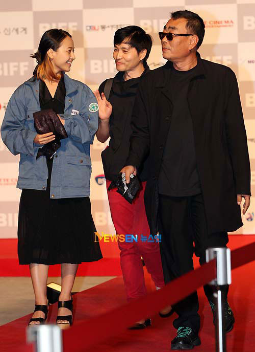 Khi các đồng nghiệp khác, cả nam lẫn nữ đều rất chú tâm làm đẹp thì Kim Kob Bi lại làm mọi người tròn mắt vì xuất hiện trên thảm đỏ danh giá của LPH Busan với bộ váy áo bị ví như đi ... đổ rác. Khi các đồng nghiệp khác, cả nam lẫn nữ đều rất chú tâm làm đẹp thì Kim Kob Bi lại làm mọi người tròn mắt vì xuất hiện trên thảm đỏ danh giá của LPH Busan với bộ váy áo bị ví như đi ... đổ rác.