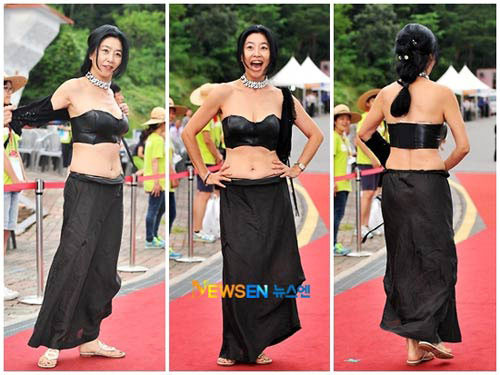 Song hành với xu hướng sexy, làng giải trí Hàn còn đang sôi nổi với phong cách biệt lập. Đó là những trang phục lạ mắt, độc đáo thậm chí có phần quái dị. Nhiều ngôi sao đã dũng cảm chọn lựa và khoác lên người những thiết kế vốn chỉ dành cho thời trang biểu diễn, không hề mang tính ứng dụng. Phải chăng trong thời đại này, nếu không có "gan" mặc thật hở, thật khêu gợi thì quần áo phải thật lạ mắt để lưu lại dấu ấn trong lòng khán giả. Và một khi đã được người đời nhớ đến, đương nhiên, cơ hội "phát sáng" đã ở ngay tầm tay. Song hành với xu hướng sexy, làng giải trí Hàn còn đang sôi nổi với phong cách biệt lập. Đó là những trang phục lạ mắt, độc đáo thậm chí có phần quái dị. Nhiều ngôi sao đã dũng cảm chọn lựa và khoác lên người những thiết kế vốn chỉ dành cho thời trang biểu diễn, không hề mang tính ứng dụng. Phải chăng trong thời đại này, nếu không có "gan" mặc thật hở, thật khêu gợi thì quần áo phải thật lạ mắt để lưu lại dấu ấn trong lòng khán giả. Và một khi đã được người đời nhớ đến, đương nhiên, cơ hội "phát sáng" đã ở ngay tầm tay.