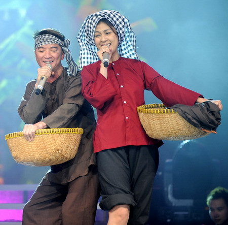 Xuất hiện với trang phục và bài hát đậm chất dân ca, Đàm Vĩnh Hưng và Kim Thư đã khiến khán giả “choáng váng” bởi sự thay đổi, biến hóa phong cách một cách ngoạn mục. Với trang phục quần nâu áo vải, đầu chít khăn rằn ri, tay ôm thúng trông Đàm Vĩnh Hưng ra dáng rất... nông dân đấy chứ! Xuất hiện với trang phục và bài hát đậm chất dân ca, Đàm Vĩnh Hưng và Kim Thư đã khiến khán giả “choáng váng” bởi sự thay đổi, biến hóa phong cách một cách ngoạn mục. Với trang phục quần nâu áo vải, đầu chít khăn rằn ri, tay ôm thúng trông Đàm Vĩnh Hưng ra dáng rất... nông dân đấy chứ!