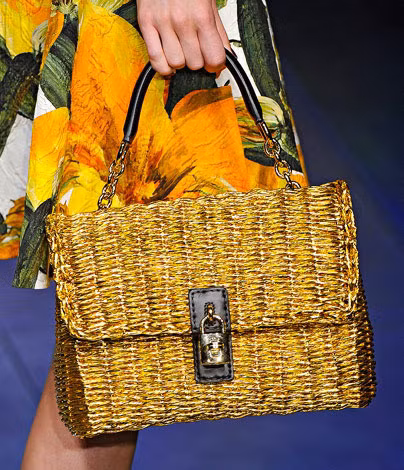 Cặp thiên tài nhà Docle Gabbana đã rất say mê khai thác kiểu túi này trong BST thời trang xuân/hè 2012 của mình.