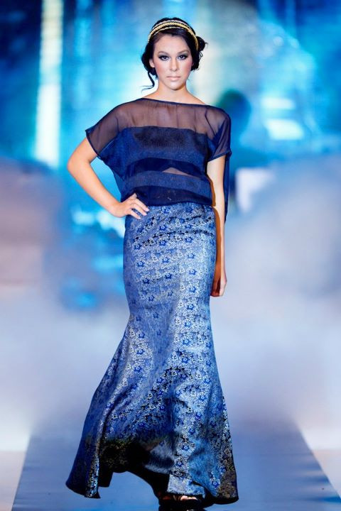 3. NTK Tiến Lợi – Sóng ngầm Năm 2011, làng giải trí Việt nở rộ trào lưu khoe nét gợi cảm. Và khi nói đến hai từ gợi cảm, nhiều người đánh đồng quan điểm về việc trưng dụng các mẫu thiết kế sexy, có độ hở cao để khoe vẻ đẹp của hình thể. Trong bộ sưu tập Sóng ngầm, nét gợi cảm lại được khai thác theo góc nhìn khác. Sự gợi cảm tiềm tàng và ẩn chứa ở đường nét mảnh mai, ở khoảng lưng hờ hững và ngay cả ở những thiết kế “kín cổng cao tường” nhưng cắt may trên chất liệu vải ren hoa đẹp mắt. Chưa chắc hở là đã là sexy và theo NTK Tiến Lợi, nét gợi cảm tiềm ẩn từ bên trong tựa như những con sóng ngầm mới có sức mạnh lớn lao. 3. NTK Tiến Lợi – Sóng ngầm Năm 2011, làng giải trí Việt nở rộ trào lưu khoe nét gợi cảm. Và khi nói đến hai từ gợi cảm, nhiều người đánh đồng quan điểm về việc trưng dụng các mẫu thiết kế sexy, có độ hở cao để khoe vẻ đẹp của hình thể. Trong bộ sưu tập Sóng ngầm, nét gợi cảm lại được khai thác theo góc nhìn khác. Sự gợi cảm tiềm tàng và ẩn chứa ở đường nét mảnh mai, ở khoảng lưng hờ hững và ngay cả ở những thiết kế “kín cổng cao tường” nhưng cắt may trên chất liệu vải ren hoa đẹp mắt. Chưa chắc hở là đã là sexy và theo NTK Tiến Lợi, nét gợi cảm tiềm ẩn từ bên trong tựa như những con sóng ngầm mới có sức mạnh lớn lao.