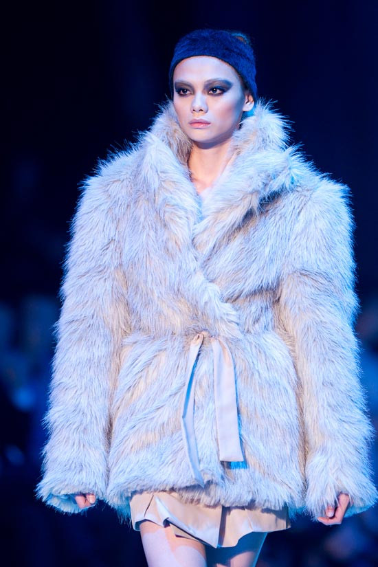 Những đường cắt cúp đầy cá tính, phom dáng đơn giản nhưng luôn tôn nét thanh lịch cho phái đẹp. Nếu thực sự muốn mang đậm phong cách của những quý cô quyền lực và thành đạt, các bạn gái không nên bỏ qua các thiết kế đẹp mắt trong BST Thu đông của NTK Lê Hà. Những đường cắt cúp đầy cá tính, phom dáng đơn giản nhưng luôn tôn nét thanh lịch cho phái đẹp. Nếu thực sự muốn mang đậm phong cách của những quý cô quyền lực và thành đạt, các bạn gái không nên bỏ qua các thiết kế đẹp mắt trong BST Thu đông của NTK Lê Hà.