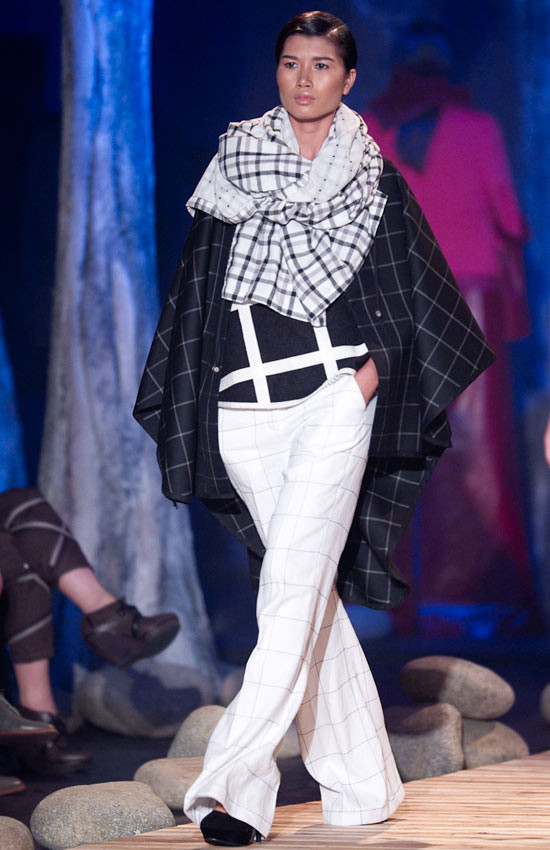 Áo choàng nam theo phong cách cổ điển mang đến điều thú vị khi được trưng dụng cho phái đẹp trong ngày đông. Áo choàng nam theo phong cách cổ điển mang đến điều thú vị khi được trưng dụng cho phái đẹp trong ngày đông.