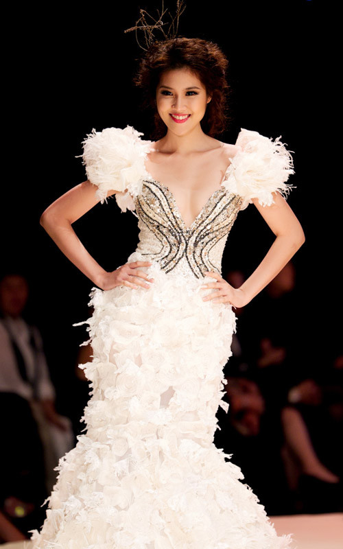 4. Hoàng Hải - Những bộ cánh kiêu sa, lộng lẫy Bộ sưu tập Rừng thu của NTK Hoàng Hải được trình diễn tại chương trình Chạm thu hút đông đảo sự quan tâm của người yêu thời trang. 4. Hoàng Hải - Những bộ cánh kiêu sa, lộng lẫy Bộ sưu tập Rừng thu của NTK Hoàng Hải được trình diễn tại chương trình Chạm thu hút đông đảo sự quan tâm của người yêu thời trang.