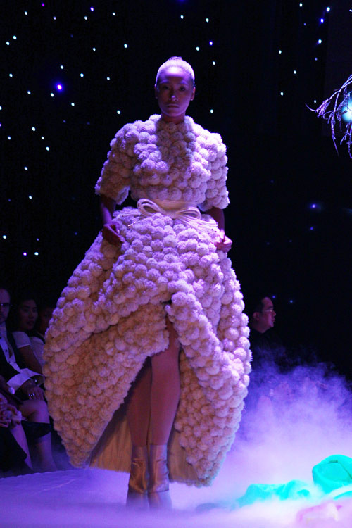 Màu ánh bạc làm chủ đạo nổi trên các mẫu trang phục tạo khối công phu. Chiếc áo tơi được thể hiện trong một diện mạo mới. Vẽ nên mùa đông 2011 hiện đại nhưng vẫn ẩn chứa những yếu tố cốt lõi của giá trị xưa cũ. Màu ánh bạc làm chủ đạo nổi trên các mẫu trang phục tạo khối công phu. Chiếc áo tơi được thể hiện trong một diện mạo mới. Vẽ nên mùa đông 2011 hiện đại nhưng vẫn ẩn chứa những yếu tố cốt lõi của giá trị xưa cũ.