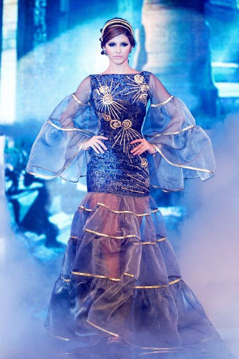 Nhà thiết kế đã tài tình kết hợp các chất liệu ren, nhung, gấm, lụa, voan, chất liệu bắt sáng để tạo nên những mẫu trang phục đẹp mắt. Sự tinh tế nằm ở ngay những chi tiết trên thân áo, tay áo. Đặc biệt là thiết kế lưng chữ V, lưng áo theo dạng cổ đổ đầy gợi cảm, giúp phái đẹp tôn vinh vẻ nữ tính. Nhà thiết kế đã tài tình kết hợp các chất liệu ren, nhung, gấm, lụa, voan, chất liệu bắt sáng để tạo nên những mẫu trang phục đẹp mắt. Sự tinh tế nằm ở ngay những chi tiết trên thân áo, tay áo. Đặc biệt là thiết kế lưng chữ V, lưng áo theo dạng cổ đổ đầy gợi cảm, giúp phái đẹp tôn vinh vẻ nữ tính.