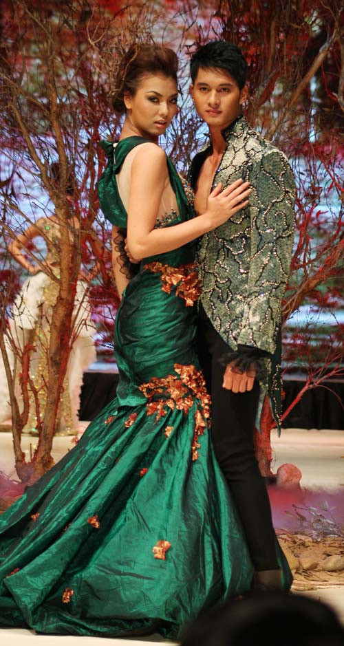 Nếu như trang phục của Lê Hà, Tom K Nguyễn khiến các cô gái thanh lịch và sang trọng hơn trong cuộc sống thường nhật thì những bộ trang phục của NTK Hoàng Hải lại khiến phái nữ lộng lẫy, “hút hồn” hơn ở các buổi dạ tiệc. Nếu như trang phục của Lê Hà, Tom K Nguyễn khiến các cô gái thanh lịch và sang trọng hơn trong cuộc sống thường nhật thì những bộ trang phục của NTK Hoàng Hải lại khiến phái nữ lộng lẫy, “hút hồn” hơn ở các buổi dạ tiệc.