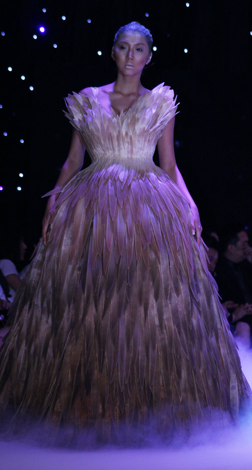 Bộ sưu tập sử dụng chất liệu tổng hợp với ý tưởng được phác thảo từ chiếc áo tơi đi mưa của người Việt xưa, NTK Công Trí đã tạo nên những bộ trang phục theo phong cách ấn tượng rất đẹp mắt. Bộ sưu tập sử dụng chất liệu tổng hợp với ý tưởng được phác thảo từ chiếc áo tơi đi mưa của người Việt xưa, NTK Công Trí đã tạo nên những bộ trang phục theo phong cách ấn tượng rất đẹp mắt.