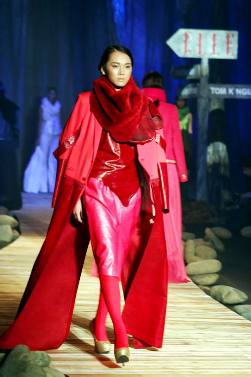 1. NTK Tom K Nguyên – Nữ tính trong nét mạnh mẽ 12 mẫu thiết kế thời trang Thu Đông của NTK Tom K Nguyên được giới thiệu trong Elle show mang đậm tính sáng tạo. Tất cả đều toát lên vẻ sang trọng, thanh lịch. Điểm nổi bật và tạo nên dấu ấn cho bộ sưu tập là tạo nên nét gợi cảm của người phụ nữ bởi nét đối lập. Những phom dáng rộng, góc cạnh hài hòa và đồng điệu với những thân hình mảnh dẻ. 1. NTK Tom K Nguyên – Nữ tính trong nét mạnh mẽ 12 mẫu thiết kế thời trang Thu Đông của NTK Tom K Nguyên được giới thiệu trong Elle show mang đậm tính sáng tạo. Tất cả đều toát lên vẻ sang trọng, thanh lịch. Điểm nổi bật và tạo nên dấu ấn cho bộ sưu tập là tạo nên nét gợi cảm của người phụ nữ bởi nét đối lập. Những phom dáng rộng, góc cạnh hài hòa và đồng điệu với những thân hình mảnh dẻ.