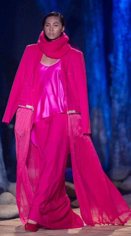 BST sử dụng các chất liệu tuýt cashmere, da, vải thêu kim tuyến, len hai mặt, lụa in kỹ thuật số, linen bọc, chiffon… Mỗi bộ trang phục còn được tạo điểm nhấn với áo khoác dày và khăn choàng xinh xắn. BST sử dụng các chất liệu tuýt cashmere, da, vải thêu kim tuyến, len hai mặt, lụa in kỹ thuật số, linen bọc, chiffon… Mỗi bộ trang phục còn được tạo điểm nhấn với áo khoác dày và khăn choàng xinh xắn.