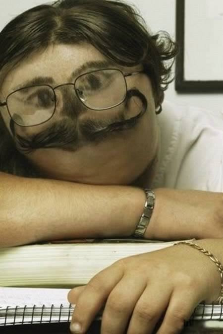 Đây nữa, nếu như thấy anh chàng này ngồi cả ngày bên quyển sách thì đừng vội bảo là "mọt sách" nhé! Phải nói anh ta là... "chúa" ngủ mới đúng khi ngụy trang với kiểu tóc thế này. Đây nữa, nếu như thấy anh chàng này ngồi cả ngày bên quyển sách thì đừng vội bảo là "mọt sách" nhé! Phải nói anh ta là... "chúa" ngủ mới đúng khi ngụy trang với kiểu tóc thế này.