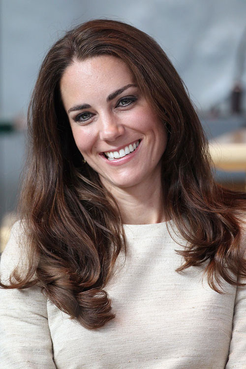 Không chỉ ghi điểm cao trong lĩnh vực thời trang, với lĩnh vực làm đẹp, công nương xứ Cambridge cũng không chịu thua kém những mỹ nhân khác khi được bình chọn là ngôi sao có mái tóc bóng mượt và đẹp nhất