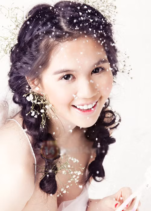 Mới đây, Ngọc Trinh còn "dính dáng" với cả scandal ảnh nóng nên hình tượng sexy luôn được gán cho cô. Tuy vậy, trong bộ hình mới này, Ngọc Trinh đã chứng tỏ một điều, dù không "thiếu vải" thì cô vẫn rất quyến rũ và xinh đẹp.