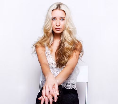 Bạn chỉ cần chuẩn bị vài chiếc kẹp ghim, lược răng dầy (để chải rối tóc) và gôm xịt.