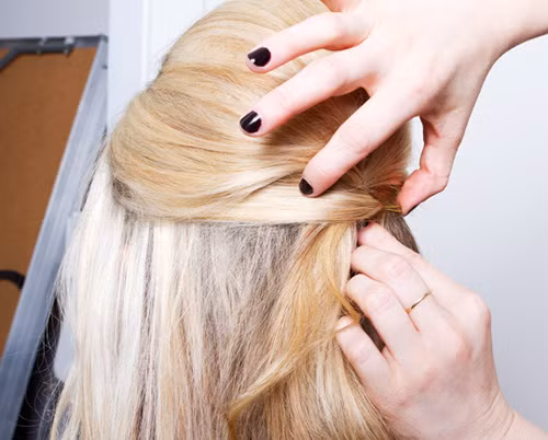 Cài về phía sau như thế này.