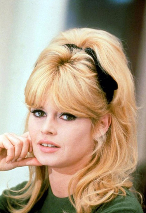 Kiểu tóc bới phồng trên đỉnh đầu đã gắn liền với hình ảnh của nữ minh tinh Brigitte Bardot. Kiểu tóc bới phồng trên đỉnh đầu đã gắn liền với hình ảnh của nữ minh tinh Brigitte Bardot.