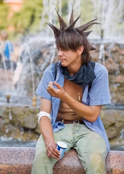 Với kiểu tóc này có thể nói anh chàng là fan hâm mộ nhân vật Son Go Ku trong phim hoạt hình "7 viên ngọc rồng" của Nhật Bản.