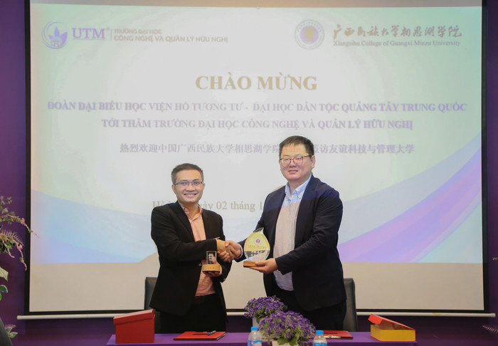 Đại diện lãnh đạo hai trường trao quà và chụp ảnh lưu niệm. Ảnh: NTCC 2df2636c-5e7c-4766-83e7-59c3d8364bf7-173061518790770787554.jpeg