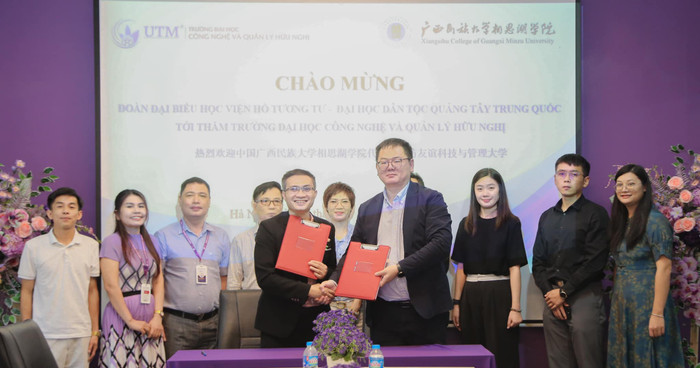 Lễ ký kết Thỏa thuận hợp tác giữa Trường Đại học UTM và Học viện Hồ Tương Tư. Ảnh: NTCC. 46536959616414913266743336800649687793362281n-17306151469421832075085.jpg