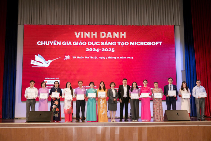 Vinh danh các thầy cô trong cộng đồng Giáo viên Sáng tạo Việt Nam cùng các trường học Điển hình và Ươm tạo Microsoft tại Ngày hội Đổi mới sáng tạo Giáo dục Việt Nam 2024-2025. 3a53f278-f824-4e88-a0c1-062c4ae23da6.jpg